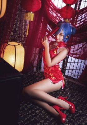 脱下衣服的漂亮姐姐
